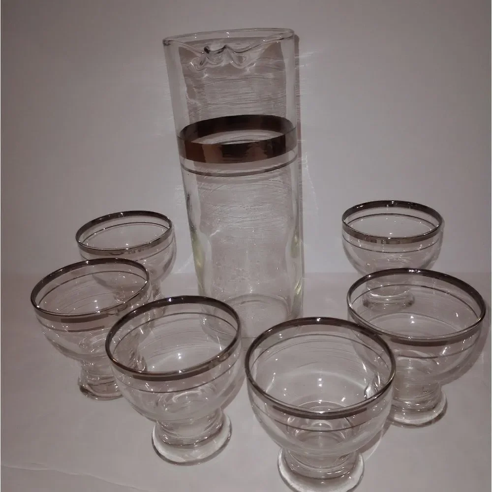 🆕🍸 Vintage Dorothy Thorpe Decanter and Mini Martini Glasses